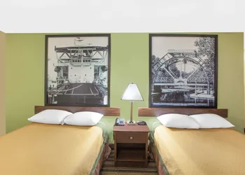 Super 8 by Wyndham Natchitoches hotel thumbnail 6