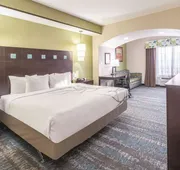 La Quinta Inn & Suites by Wyndham Dallas Grand Prairie South hotel detail image 4