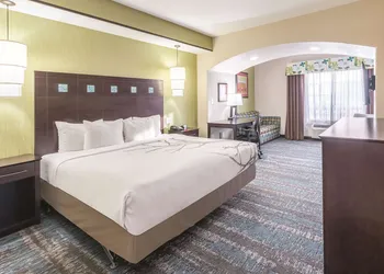 La Quinta Inn & Suites by Wyndham Dallas Grand Prairie South hotel thumbnail 4