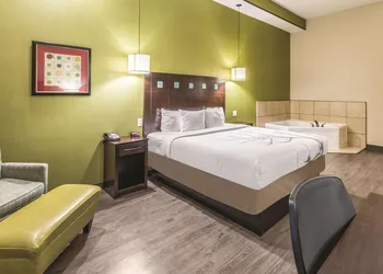 La Quinta Inn & Suites by Wyndham Dallas Grand Prairie South hotel thumbnail 5