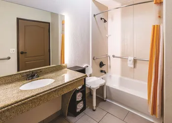 La Quinta Inn & Suites by Wyndham Dallas Grand Prairie South hotel thumbnail 6