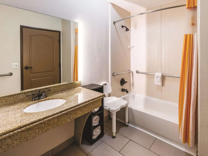 La Quinta Inn & Suites by Wyndham Dallas Grand Prairie South hotel detail image 6
