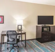 La Quinta Inn & Suites by Wyndham Dallas Grand Prairie South hotel detail image 7