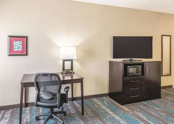 La Quinta Inn & Suites by Wyndham Dallas Grand Prairie South hotel thumbnail 7