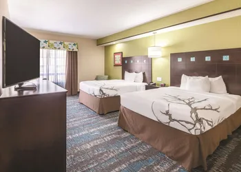 La Quinta Inn & Suites by Wyndham Dallas Grand Prairie South hotel thumbnail 8