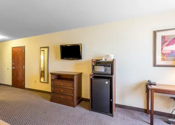 Comfort Inn & Suites Madisonville hotel thumbnail 7