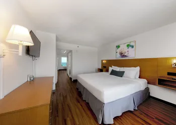 Beachcomber Beachfront Hotel, a By The Sea Resort hotel thumbnail 5