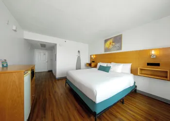Beachcomber Beachfront Hotel, a By The Sea Resort hotel thumbnail 7
