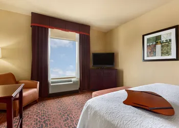Hampton Inn & Suites Mission hotel thumbnail 4