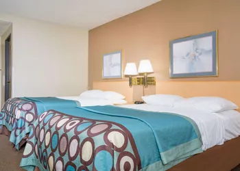 Super 8 by Wyndham Menomonie WI hotel thumbnail 3