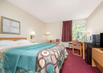 Super 8 by Wyndham Menomonie WI hotel thumbnail 5