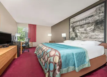 Super 8 by Wyndham Menomonie WI hotel thumbnail 6