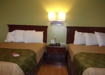 Econo Lodge Kent - Akron West hotel thumbnail 5