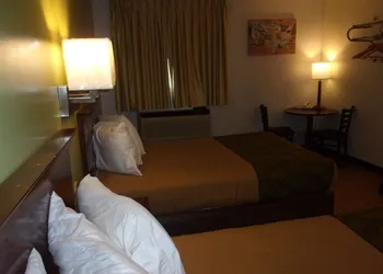 Econo Lodge Kent - Akron West hotel thumbnail 6
