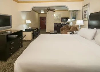 Holiday Inn Express and Suites Bakersfield Central by IHG hotel thumbnail 3