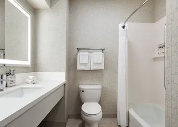 Holiday Inn Express and Suites Bakersfield Central by IHG hotel thumbnail 7