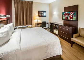 Red Roof Inn PLUS+ Long Island - Garden City hotel thumbnail 5