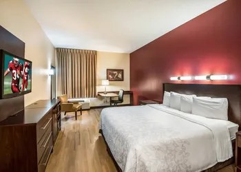 Red Roof Inn PLUS+ Long Island - Garden City hotel thumbnail 7