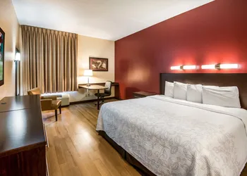 Red Roof Inn PLUS+ Long Island - Garden City hotel thumbnail 8