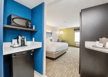 Holiday Inn Express & Suites Delafield by IHG hotel thumbnail 3