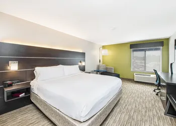 Holiday Inn Express & Suites Delafield by IHG hotel thumbnail 6