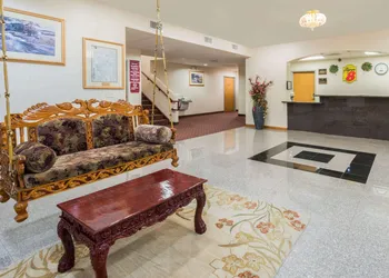 Super 8 by Wyndham Salina hotel thumbnail 2