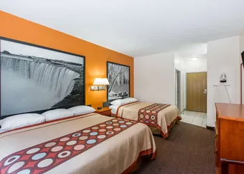 Super 8 by Wyndham Salina hotel thumbnail 8