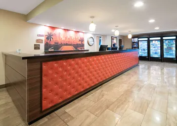 Ramada by Wyndham Burbank Airport hotel thumbnail 2