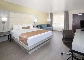 Ramada by Wyndham Burbank Airport hotel thumbnail 3