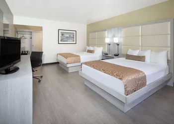 Ramada by Wyndham Burbank Airport hotel thumbnail 5