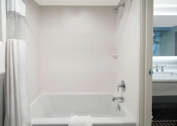 Ramada by Wyndham Burbank Airport hotel thumbnail 6