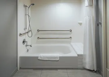 Ramada by Wyndham Burbank Airport hotel thumbnail 7