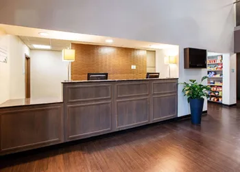Wingate by Wyndham Roseville/Detroit hotel thumbnail 2