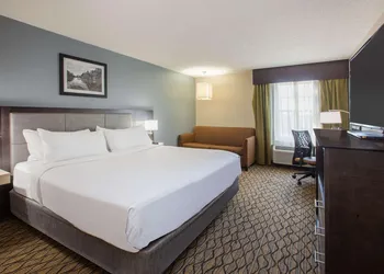 Wingate by Wyndham Roseville/Detroit hotel thumbnail 3