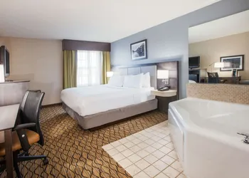 Wingate by Wyndham Roseville/Detroit hotel thumbnail 5