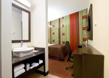 Red Roof Inn & Suites Beaumont hotel thumbnail 6