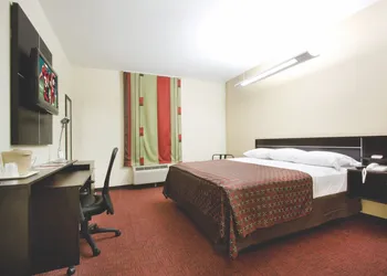 Red Roof Inn & Suites Beaumont hotel thumbnail 8