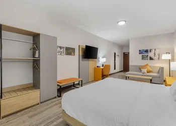 Comfort Suites Cheyenne hotel thumbnail 6