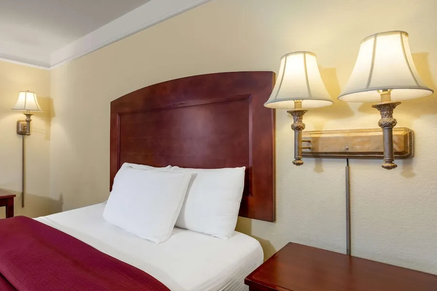 La Quinta Inn & Suites by Wyndham Dodge City hotel detail image 6
