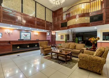 La Quinta Inn & Suites by Wyndham Dodge City hotel thumbnail 3