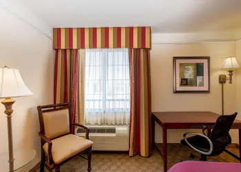 La Quinta Inn & Suites by Wyndham Dodge City hotel thumbnail 5