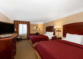 La Quinta Inn & Suites by Wyndham Dodge City hotel thumbnail 7