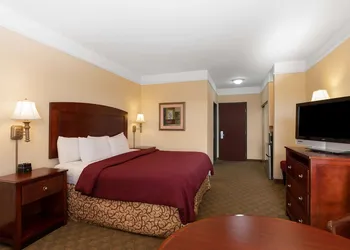 La Quinta Inn & Suites by Wyndham Dodge City hotel thumbnail 8