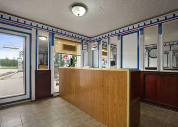Knights Inn Lindsay hotel thumbnail 2