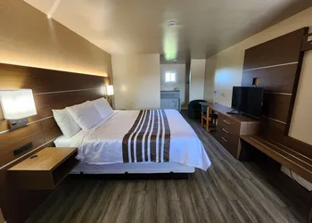 Knights Inn Lindsay hotel thumbnail 6
