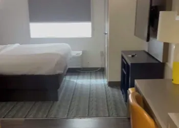 Comfort Suites Oil Center hotel thumbnail 5
