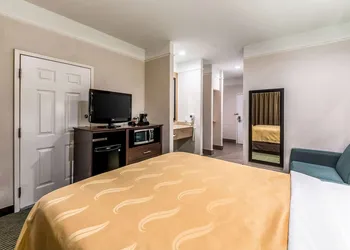 Quality Inn & Suites SeaWorld North hotel thumbnail 7
