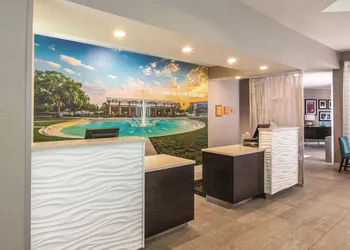 La Quinta Inn & Suites by Wyndham Orlando UCF hotel thumbnail 4