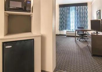 La Quinta Inn & Suites by Wyndham Orlando UCF hotel thumbnail 5