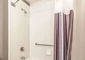 La Quinta Inn & Suites by Wyndham Orlando UCF hotel thumbnail 6